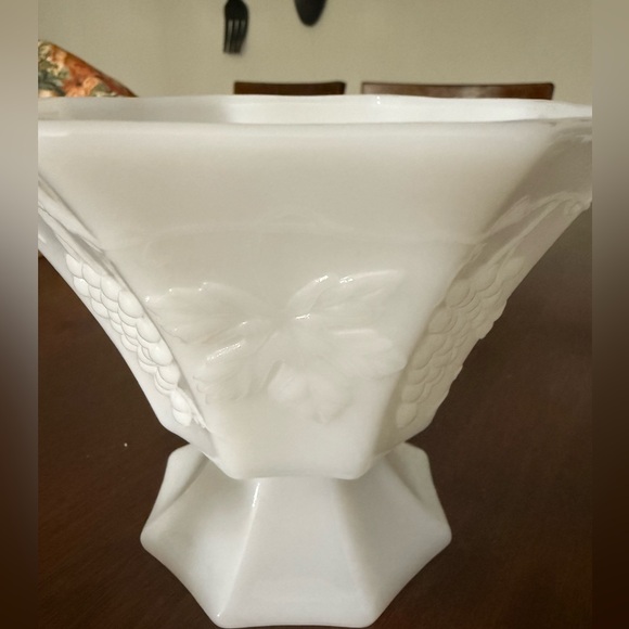 Vintage Anchor Hocking  Milk Glass Pedestal Covered Candy Dish Harvest Grape - Picture 5 of 11